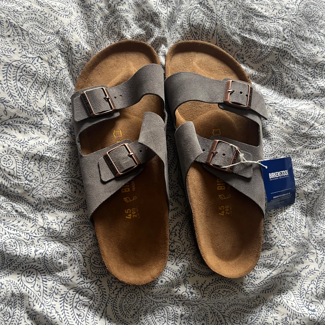 Grå mockasandaler från Birkenstock