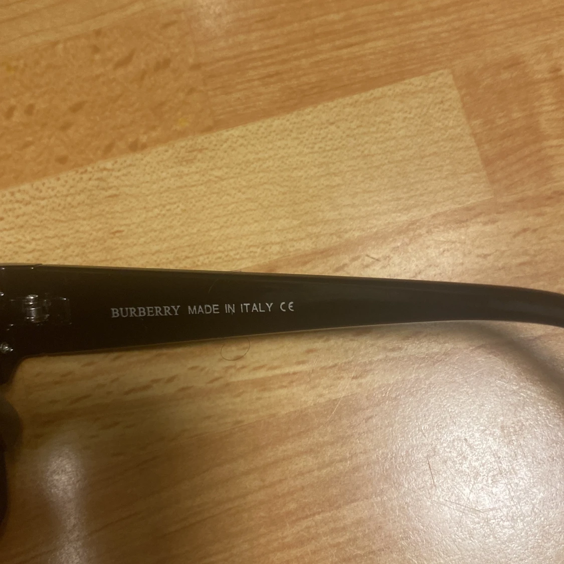 Burberry svarta solglasögon shield - 2