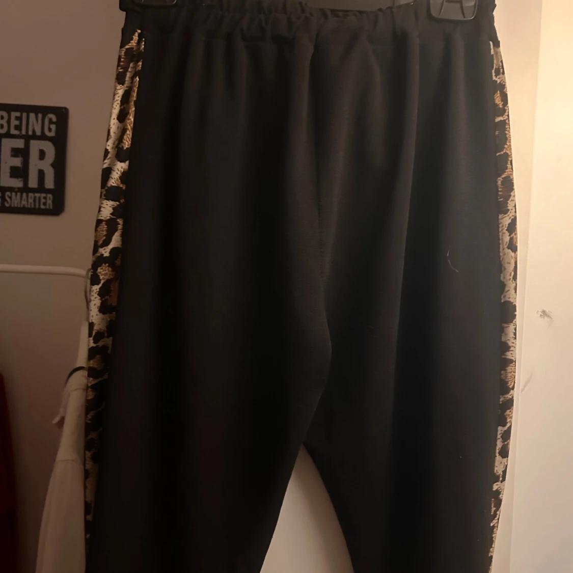 Svarta mjukisbyxor med leoparddetaljer - 4