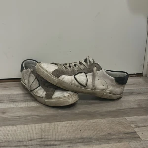 Philippe model - Säljer nu dessa vita Philippe model skor i storlek 42, skicket är hyfsat förutom defekt på hälarna och tårna av skon.