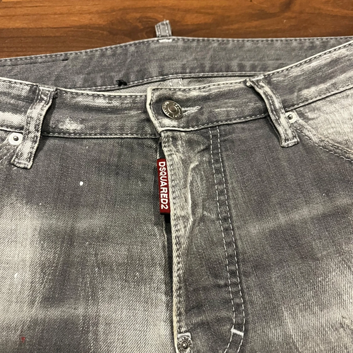 Grå Dsquared2 jeans med färgstänk - 2