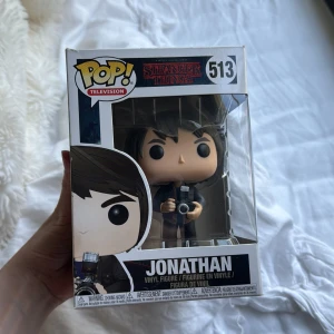 Jonathan (Stranger Things) Pop! Television #513 - Cool samlarfigur från Stranger Things! Jonathan med kamera, perfekt för fans av serien och dig som gillar unika popkultur-prylar. Snygg design och originalförpackning – ett måste för din hylla eller som present till någon som älskar Stranger Things. Pris kan diskuteras!