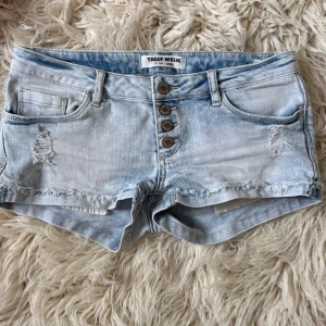 Ljusblå SUPER lågmidjade jeanshorts - Så fina! Midja: ca 38 rakt över 