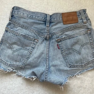 Levi's ljusblå jeansshorts - Säljer mina mid rise ljusblåa Levis shorts i modell 501 då de blivit för små💗passar xs/xxs.                        Nypris 500-749