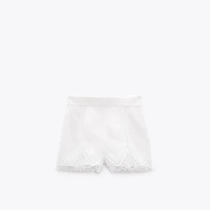 Vita spets o broderade shorts - Aldrig använda! 
