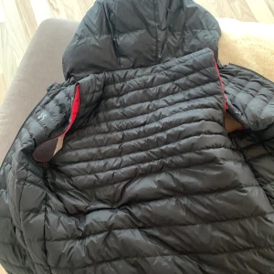 Säljer en boss väst - Hej jag säljer en boss väst pga jag använder den inte mycket längre för att jag har andra västar och om ni har några frågor elr någon fundering tex om storleken så är det bara att skriva till mig