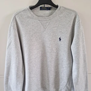 Ralph lauren - Säljer denna ralph lauren tröjan i stolek S, nypris 1200, om du undrar något kontakta mig.