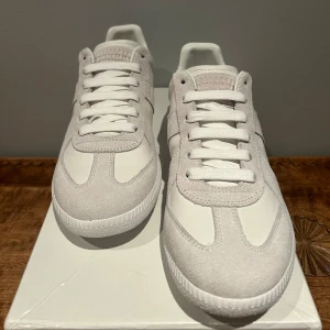MAISON MARGIELA Gats Vita - Maison Margiela Gats i storlek 41, från SSENSE. Digitalt kvitto finns, 9/10.