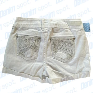 Vita jeansshorts - Storlek S, men se måttet över midjan 💙