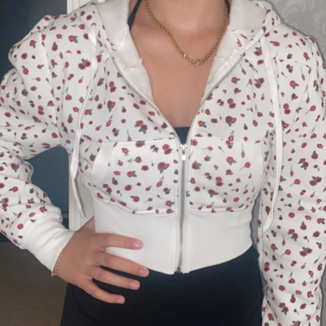 FashionNova - Vit croppad hoodie med rosor - 1