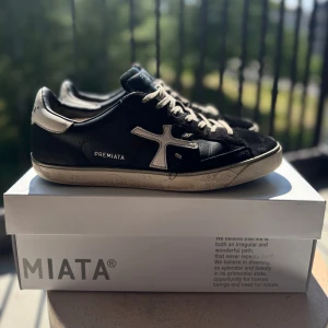 Premiata skor  - Säljer nu mina premiatas, storlek 43, ny pris runt 3500, mitt pris 1450. Skick: 7/10, dem har sjukt mycket kvar att ge. // Wilmer😄