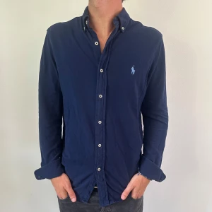 Ralph lauren skjorta  - En as schysst skjorta från Ralph lauren. Storlek m och modellen på bilden är ca 182 cm. Fint skick, köp för endast 499kr.  