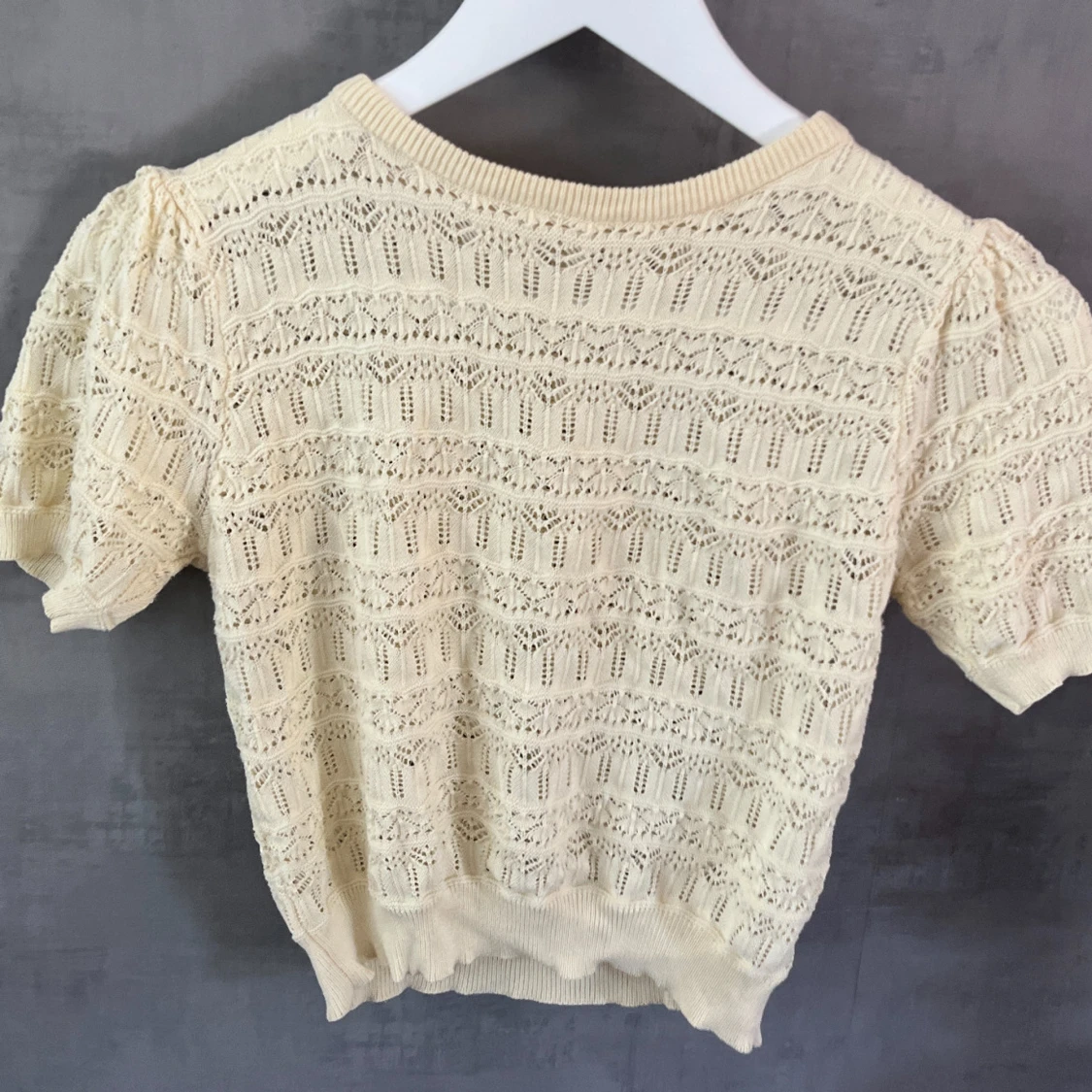 Beige stickad blus med spetsdetaljer