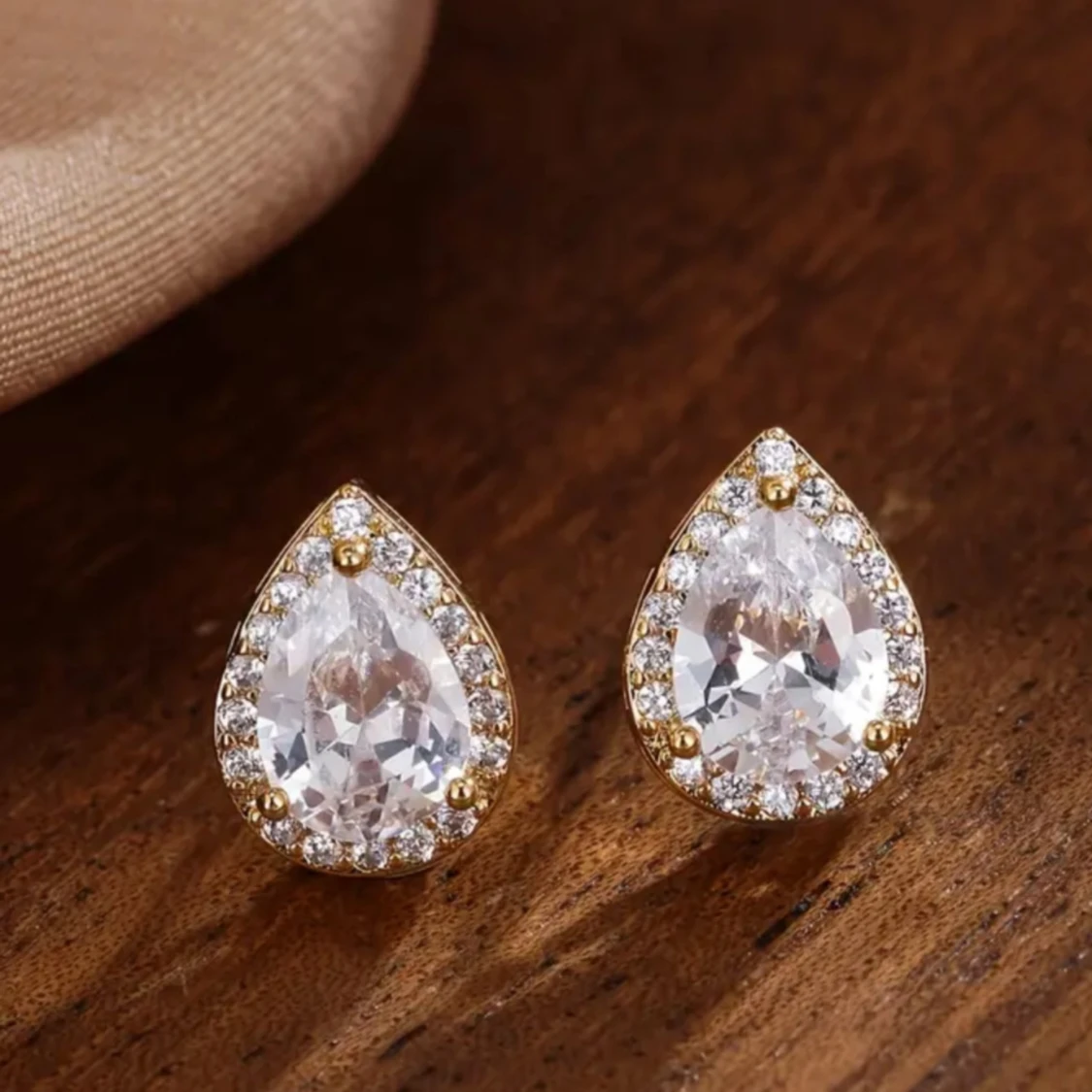 Glittriga droppformade örhängen