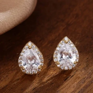 Glittriga droppformade örhängen - Snygga örhängen i droppform med gnistrande stenar omgivna av små kristaller. Basen är i guldton och hela örhänget har en lyxig och elegant känsla. Perfekta för att ge din look extra bling och wow-faktor.