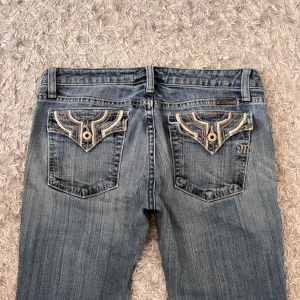 Vintage Miss Me low waist bootcut jeans  - Säljer ett par vintage Miss Me jeans som är sååå fina!! Midjemåtten är 38,5cm och innerbenslängden 81cm. Dem sitter jättefint!! Dem kan ha några fläckar men dem syns inte så mycket ❤️