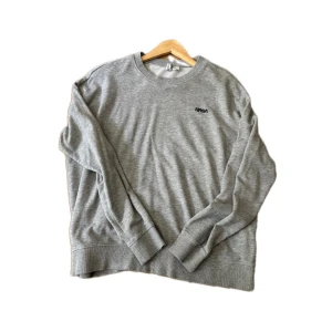 Grå sweatshirt NASA H&M L - Grå sweatshirt från H&M med liten svart NASA-logga på bröstet. 