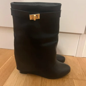 Svarta boots  - Super snygga boots i stolek 36