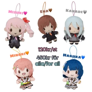 Project Sekai Colorful Stage: Mini-plushes! (Officiell merch) - Jag älskar mina kära minisar men måste rensa hemmet och samla ihop lite levnadspengar då jag gått och blivit pank och arbetslös lol. Så jag säljer dom för 120kr/st eller 450 för alla. Dom har lappen kvar. Pris går absolut att diskuteras! Möts upp i Stockholms området (bor norr, kan färda mig upp till ungefär 2 timmars resetid vid behov). Kan annars frakta. ⚠️OBS! Är på semester just nu men kommer tillbaka i augusti. Skriv gärna ändå!⚠️