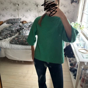 Grön stickad tröja med trekvartsärm - En jättesnygg grön stickad tröja med trekvartsärmad. Tröjan ör från next och i storlek xs men passar även s och m då den är lite loose i modellen. Har inte använt tröjan mycket och är däravvi bra skick. Har en del noppror men är inget man tänker på❤️