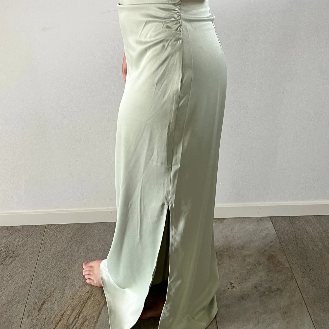 Ljusgrön långklänning med slits - 2