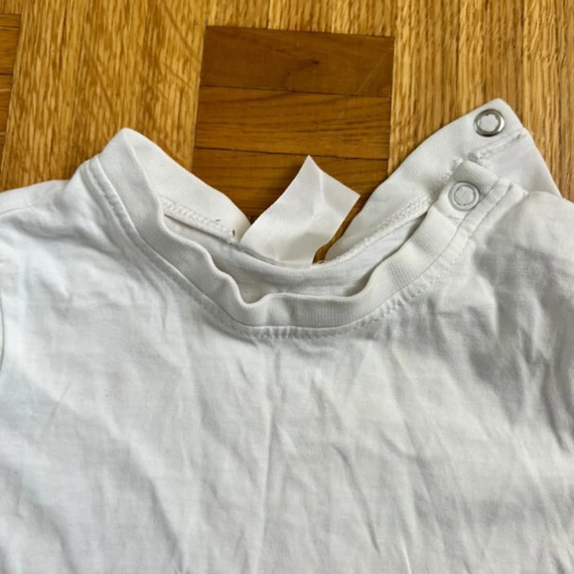 Vit t-shirt med tryckknappar H&M - 2