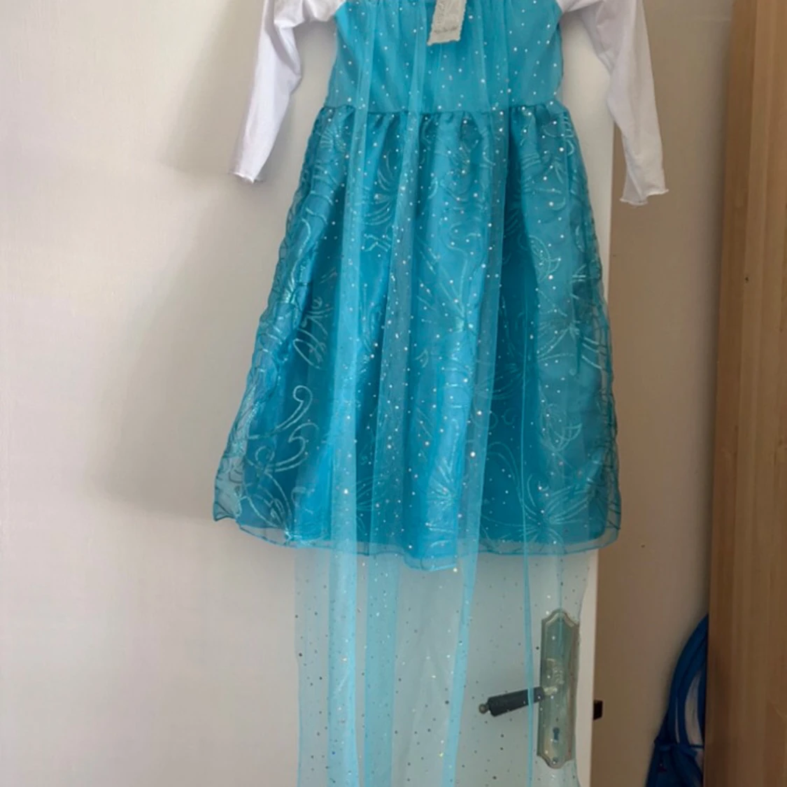 Blå prinsessklänning med glitterdetaljer - 3