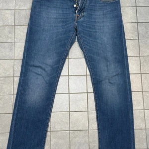Jacob Cohën blå jeans med brodyr - Jacob cohen Jeans LTD Jeans limited edition  Skick:8,5/10 Storlek:32  Pris:599kr Ny priset på dessa ligger på ca 4000kr Först till kvarn….