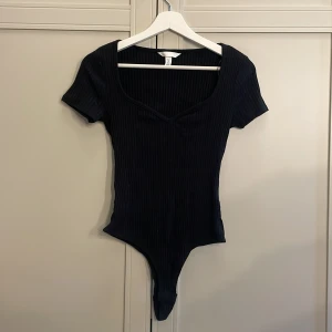 Svart body - Svart body från H&M i storlek S. Aldrig använd 