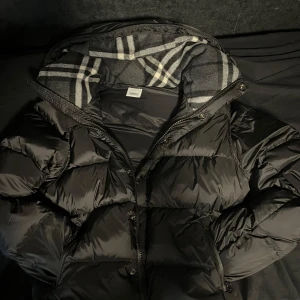 Burberry jacka/väst  - Säljer denna jacka eftersom jag köpte fel storlek och kan ej lämna tillbaka. Den har aldrig använts och är i nyskick. Storlek M