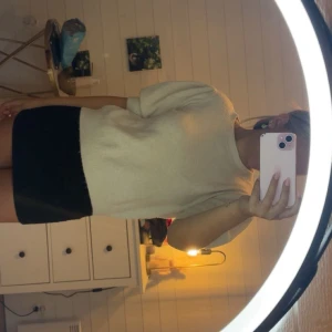 Beige stickad tröja Vero Moda puffärm - Superfin beige stickad tröja från Vero Moda med puffärmar och ribbade muddar. Lite nopprig, syns på bilden. Men annars i fint skick. Köpt på vero Moda och är i storlek S.💞