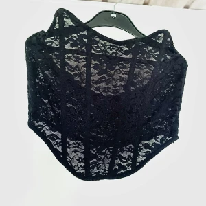 Korsett topp - Superfin korsett- topp i svart spets! Storlek M men lite för stor för mig med strl M och liten byst. Skulle säga att det är strl L/40 