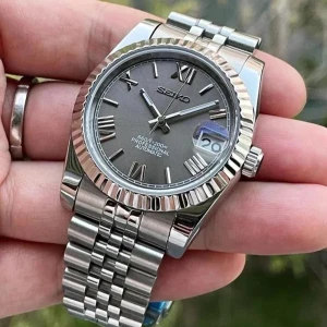 Seiko ”Roman Gray” Datejust mod - Nu är denna roman gray Datejust-mod färdigbyggd och till salu! (Custom-made.) Diameter: 39 mm eller 36 mm | Tjocklek: 12 mm | Automatiskt NH35A-urverk | Safirglas (reptåligt) | 316L stålboett & armband | 3 ATM vattentäthet | Genomskinlig baksida (kristall) | Klockfodral & verktygskit ingår. Frågor? DM! 