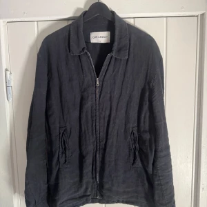 Svart overshirt från Our Legacy - Sitter som L/M beroende på kroppstyp