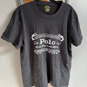Polo Ralph lauren t-shirt - Svart ralph lauren t-shirt // storlek S // oanvänd //pris 499 // tveka inte på att höra av er vid frågor eller funderingar!