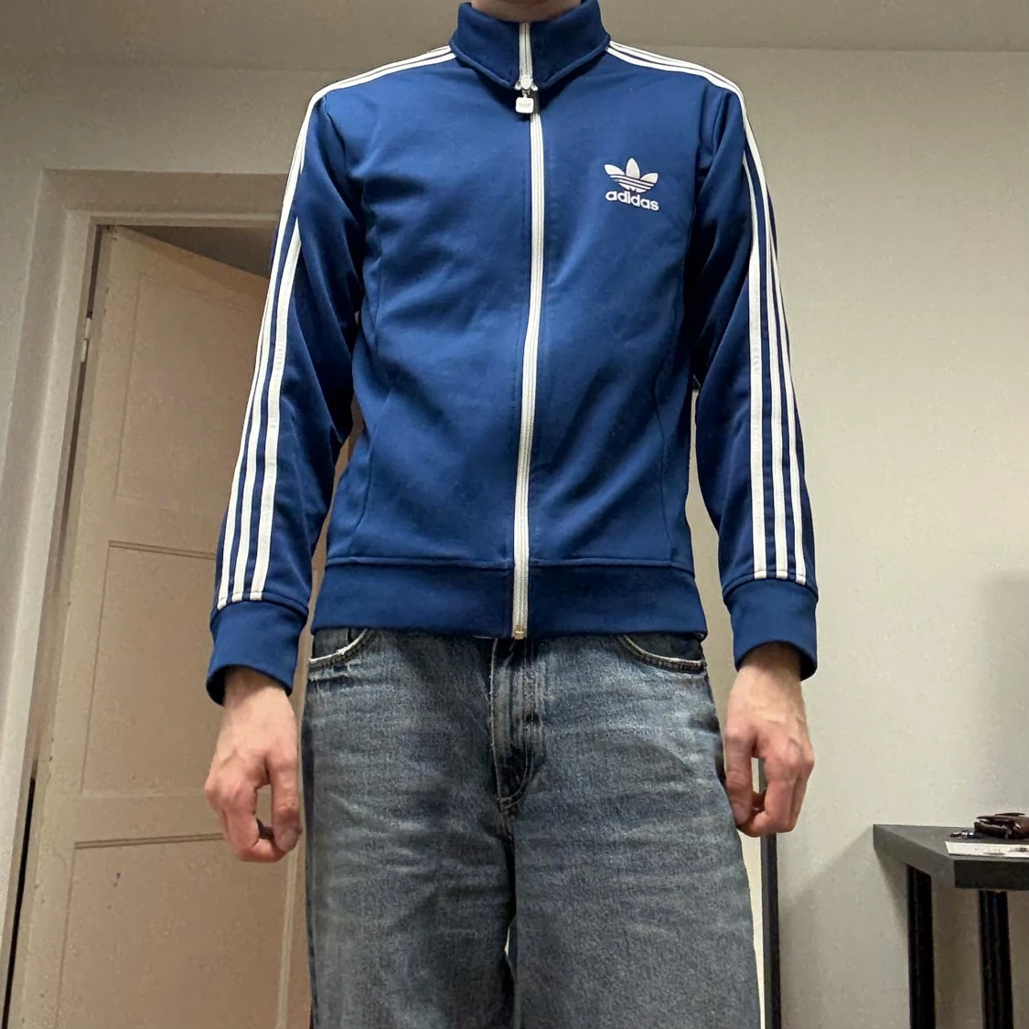 Blå Adidas track jacket med vita ränder