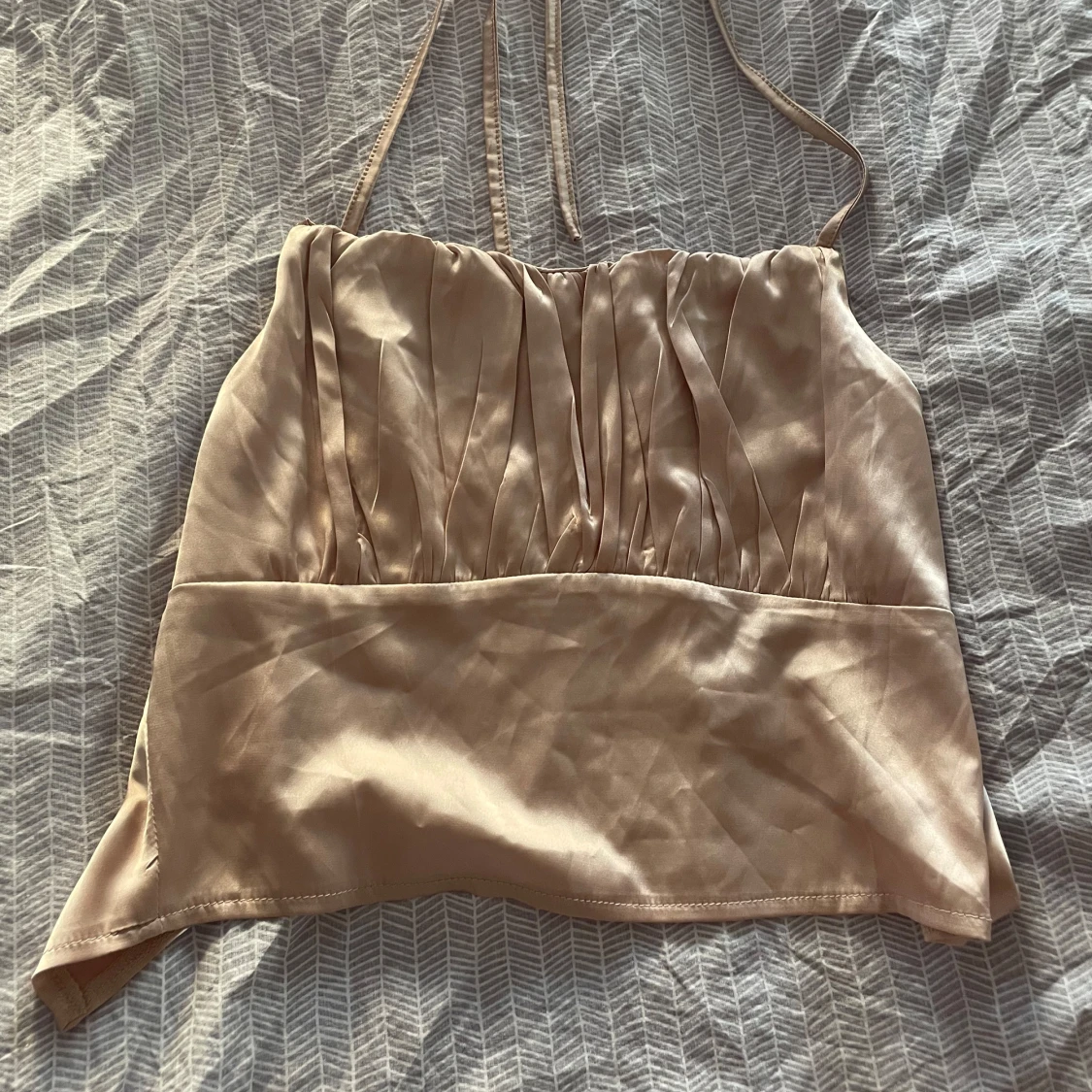 Champagnefärgad satin linnetopp