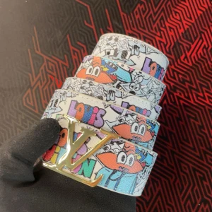 Vitt bälte - Vitt bälte i storlek 120 med tvärsnygg design! Finns ett likadant i storlek 110! Perfekt för en sommerlig look‼️SJUKT BRA DEAL I BION‼️