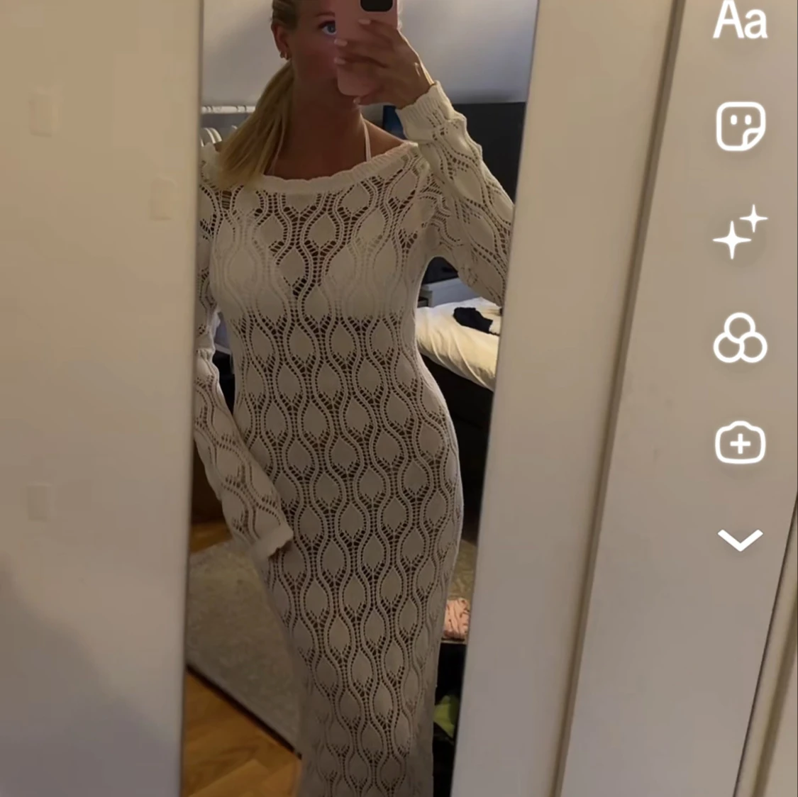 Vit lång stickad klänning med mönster