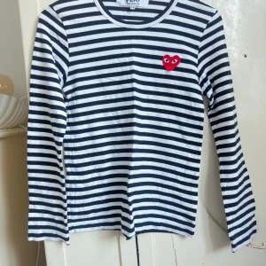 Comme des garçons tröja - Så snygg långärmad topp från Comme des garçons. Storlek xs! Lite missfärgad längst ner vid armen, se bild 4 men inget som stör helhetsintrycket! Har inte testat själv med fläckborttagning osv, så kanske värt ett försök.