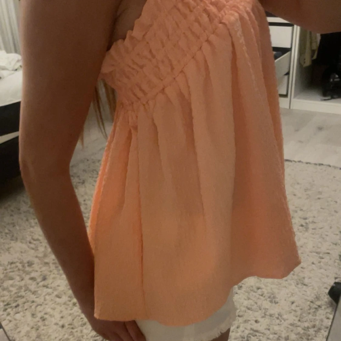 Ljusrosa ärmlös linnetopp med smock - 2