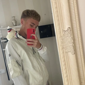 Moncler jacka  - Moncler jacka mycket bra skick