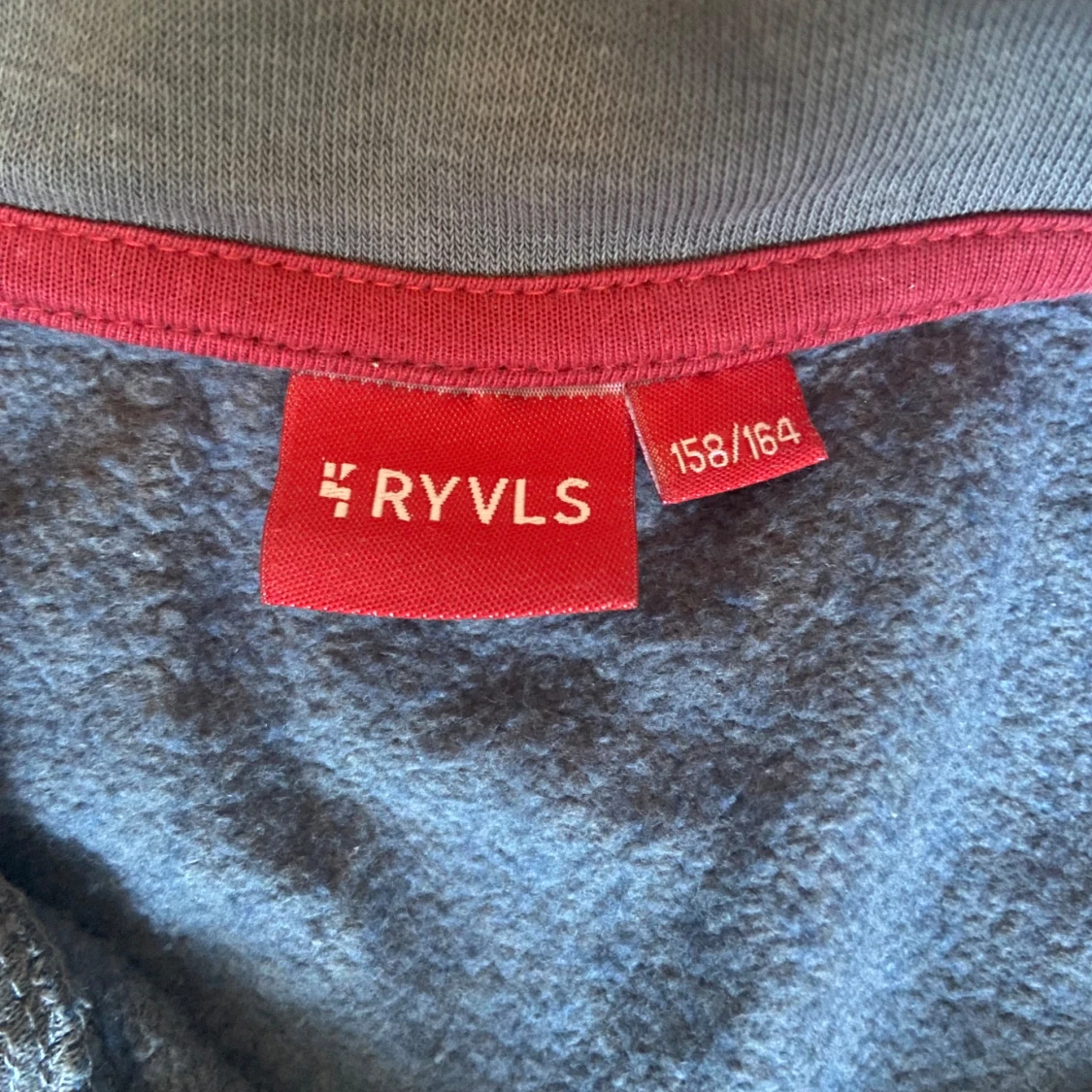 Grå half zip tröja från RYVLS - 1