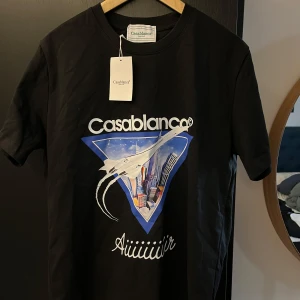 Svart Casablanca t-shirt - Stilig T-shirt från Casablanca med blått tryck på framsidan. Den är storlek S men sitter oversized. Hör av er för frågor 