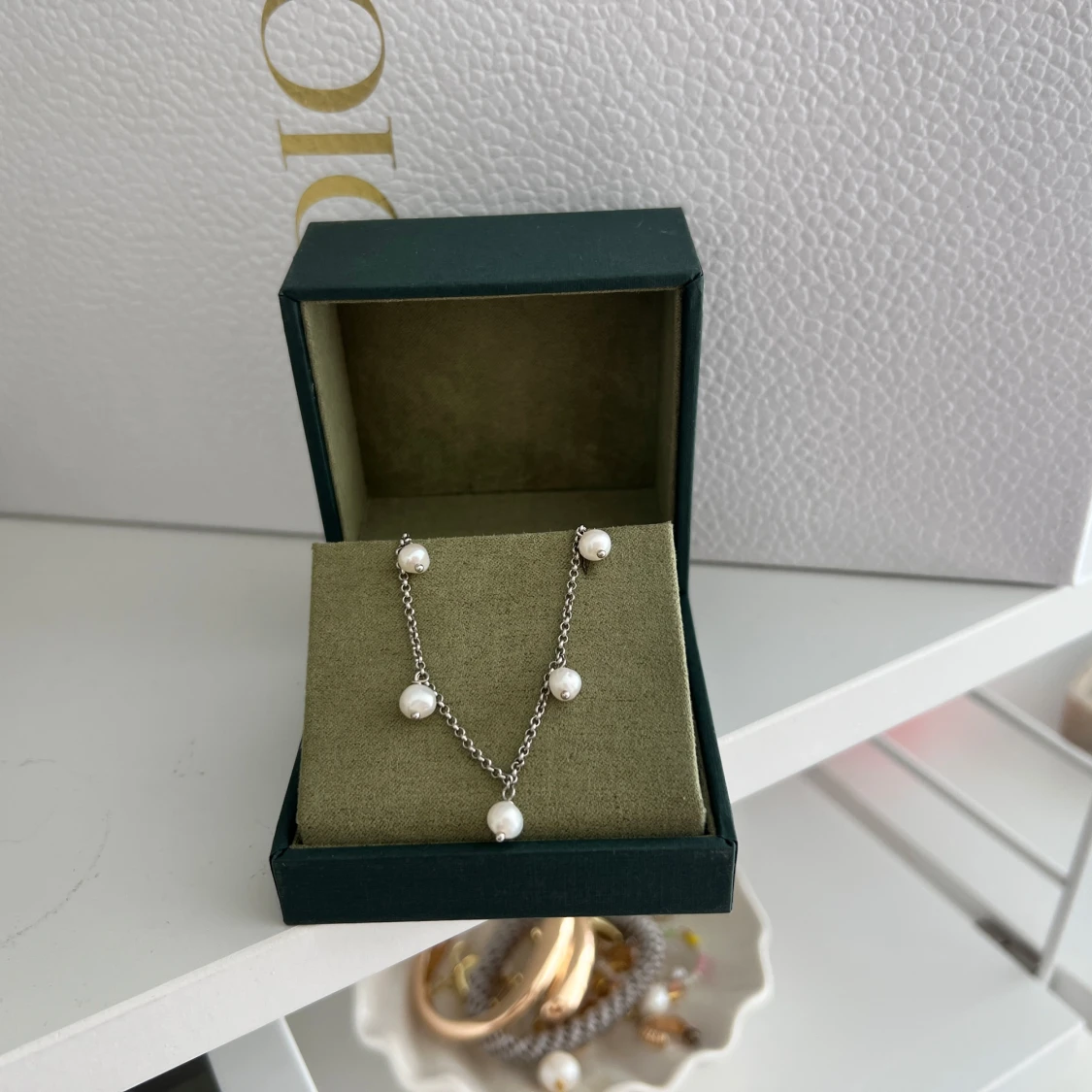 Silverhalsband med vita pärlor