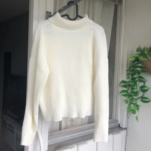 Vit ribbad polotröja i stickat material - Supermysig vit polotröja med ribbad struktur och lång ärm. Tröjan är stickad och har en hög krage som ger en chill och stilren vibe. Mycket stretch i, så den är S men är mer som M tycker jag. Men den passar S-L