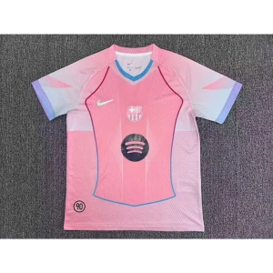 Rosa FC Barcelona Nike fotbollströja - Snygg FC Barcelona fotbollströja från Nike i rosa med ljusblå och lila detaljer. Tröjan har korta ärmar, klubbmärke och Nike-logga på bröstet samt Spotify-logga i mitten. Tillverkad i lätt och ventilerande material, perfekt för match eller träning. Helt oanvänd, passar mellan 170-180 priset är förhandlingsbart 