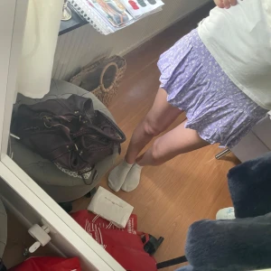 Ljuslila blommig volangkjol💖 - Supersöt kort kjol i ljuslila med små vita blommor och volangkant från Zara. Kjolen har en flowy passform och bred resår i midjan som gör den bekväm och enkel att bära. Perfekt för vår och sommar när du vill ha en chill och gullig vibe. 🩷