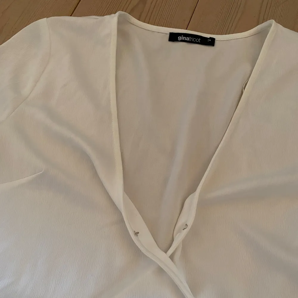 Vit långärmad klänning perfekt till studenten!🌷 Mycket fint skick då jag aldrig använt den och säljes eftersom jag hittat en annan jag gillar. Storleken är rätt också. Det finns ett ”spänne” som visas på bild 3 som ändrar urringningen och en dragkedja under höger arm (bild 4)💕 Önskas föer bilder är det bara att fråga!. Mekot.