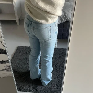 Ljusblå jeans med bootcut - Säljer ett par ljusblå jeans med bootcut. De har en knapp och dragkedja framtill samt bälteshällor.  Endast använda ett fåtal gånger! 💕